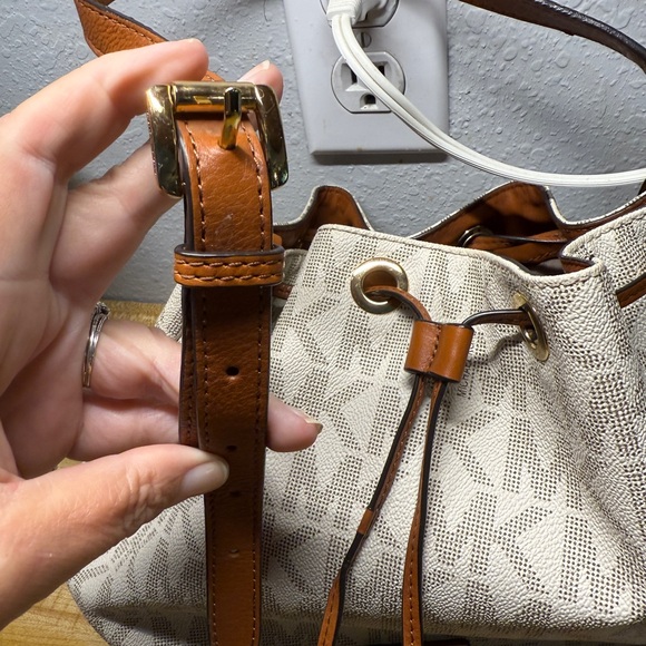 Michael Kors Jules drawstring Shoulder Bag - Picture 7 of 16